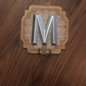 Letter sign (M)